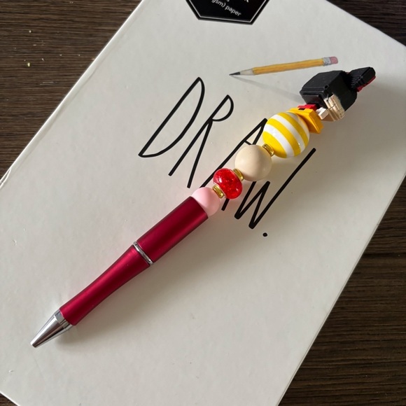 Disney Doorables: Mickey & Friends: Minnie Mouse handmade beaded pen - Picture 3 of 3